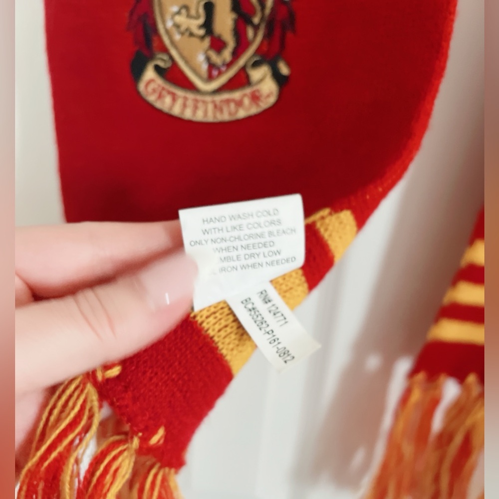 Harry Potter scarf Gryffindor lion crest red orange acrylic 76” long - Picture 6 of 13
